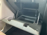 グローブボックス。車検証ブックや小物などが収納できるスペースがあります。