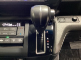 CVT車のセレクトレバーです。低速から高速まで、変速ショックのないスムーズな走りを実現するとともに、エンジン効率のよい領域を維持することで燃費にも貢献します。