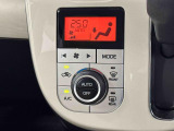 プッシュ式のオートエアコンが標準装備♪。ディスプレイが大きくて見やすくなっております。エアコンパネルの上の目立つ位置にハザードスイッチがあり、初めて乗っても見つけやすく押しやすい位置になってます。