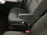 運転席にはアームレストがございます。