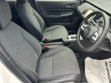 乗り心地の良いフロントシートです。足回りも広々としておりますので、長時間の運転も疲れづらいですよ。