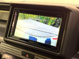 【バックカメラ】駐車時に後方がリアルタイム映像で確認できます。大型商業施設や立体駐車場での駐車時や、夜間のバック時に大活躍!運転スキルに関わらず、今や必須となった装備のひとつです!