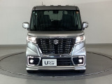 最新のLEDヘッドライトで、より明るく遠くまで照らします!フロントバンパーにはLEDフォグライトが装着されています。