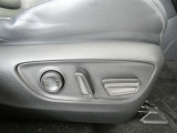 運転席のシート調整を電動で調整できます。無段階調整なので、どなたにもピッタリの調整が可能です。