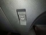 充電用USB端子付き。スマートフォンなどの充電に便利です。