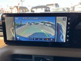 【フロント+サイドビュー/リヤ+サイドビュードライバーから見えにくい左右両側面の映像を表示。狭い道でのすれ違い時や料金ゲートへの幅寄せなど、車の左右の間隔が掴みやすくなり、壁や対向車との接触防止