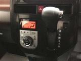 オートエアコンです。車内を快適な状態に自動調整してくれます。また、駐車時などイグニッションOFF状態の時に外気モードになるので、車内のこもり臭を防いでくれます。