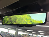 【スマートリヤビューミラー】後席の大きな荷物や同乗者で後方が確認しづらい時でも安心!カメラが撮影した車両後方の映像をルームミラー内に表示。クリアな視界で状況の確認が可能です!