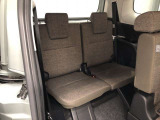 サードシートです。荷物が思ったより多くなった時や、大人数のドライブなど様々なシーンで対応が来ます。片方を畳んで荷物を載せたり、シートアレンジも自由自在。