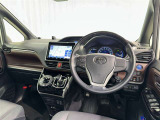 運転席まわりです。 各操作スイッチは使いやすい位置に配置されてます。