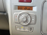 【オートエアコン】一度お好みの温度に設定すれば、車内の温度を検知し風量や温度を自動で調整。暑い&hellip;寒い&hellip;と何度もスイッチ操作をする必要はありません。快適な車内空間には必須の機能ですね♪