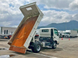 水平ゲートのため、大きい岩も容易に荷下ろしできます。