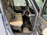 運転席、助手席です。座面も広くゆったりと座れてアームレストも付いているので重宝します。