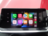 Apple CarPlay、Android Auto 対応。スマホを接続するとタッチスクリーン上でマップ、通話、メッセージ、ミュージックなどのアプリをスマホ同様に操作できるミラースクリーン機能搭載