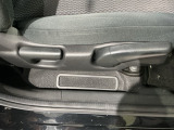 シートハイトアジャスターが付いているので運転姿勢を調整するのに便利ですね。身長に合ったシートポジションは安全運転や疲労軽減にもつながります。