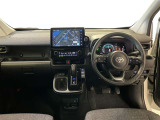 運転席周りのレイアウトをご覧ください。ナビゲーションが綺麗に装着されすっきり収まってますね!