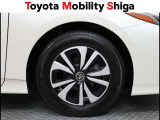 シンプルなデザインの純正アルミホイールです。落ち着いたデザインですので車体と一体感があります。