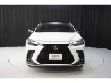 エクステリアは、一目でLEXUSとわかるスピンドルグリルを起点に、人が乗るキャビンの前後を大胆に絞り込んだ菱形のボディと力強く張り出したホイールフレアを融合させ、タイヤの存在を強調しています。