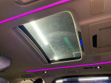 解放感溢れる【サンルーフ】☆車内には爽やかな風や太陽の穏やかな光が差し込みます☆