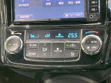 【オートエアコン】一度お好みの温度に設定すれば、車内の温度を検知し風量や温度を自動で調整。暑い&hellip;寒い&hellip;と何度もスイッチ操作をする必要はありません。快適な車内空間には必須の機能ですね♪