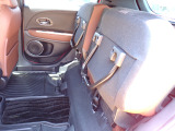 ◆チップアップ&ダイブダウン機構付【ULTR SEAT】は後席座面を左右分割で跳ね上げることができます。トランクで積載できない背の高い荷物をラクラク収納できます。ホンダ車ならではの人気装備です。