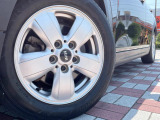 ●純正16インチアルミホイール:輸入車ならではの卓越した走りを支えるホイールと足回りです!日本車の走りに慣れている方にもぜひ体感して頂きたいほど、高いレベルでまとまっています!