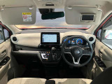 運転席のサンバイザーにはバニティーミラーも付いています。身だしなみチェックには欠かせません。