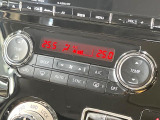 【オートエアコン】一度お好みの温度に設定すれば、車内の温度を検知し風量や温度を自動で調整。暑い&hellip;寒い&hellip;と何度もスイッチ操作をする必要はありません。快適な車内空間には必須の機能ですね♪
