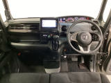 車内は光触媒抗菌消臭施工済です。インパネ周りはスタイリッシュなデザインで機能や装備も充実しています。グローブボックスやカップホルダーのほかにトレーなどたくさんの収納スペースが付いています。