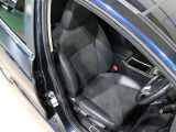 程よい硬さとホールド性が高いシートで長時間運転も快適です。