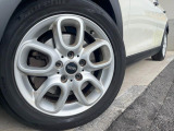 ●純正アルミホイール:輸入車ならではの卓越した走りを支えるホイールと足回りです!日本車の走りに慣れている方にもぜひ体感して頂きたいほど、高いレベルでまとまっています!