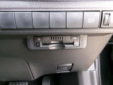 ETC車載器を装備しています。高速道路の料金所もストレスなく通行できます。すっきりとしたビルトインタイプですよ。