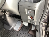 丸いボタンを押して、エンジンスタートが可能なプッシュエンジンスタートシステムです。一度味わったらこの装備が必需品になってしまいます。