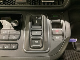 シフトはセレクトレバーのなくなったエレクトリックギアセレクターになっています。「e:HEV」搭載車ですので、日常シーンのほとんどをモーターで走行し、状況に応じあらゆる領域で優れた燃費走行を実現します。