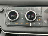【デュアルオートエアコン】大きなダイヤルで温度調節が可能でございます!手元を見なくてもわかりやすくなっており、運転にも集中できます!