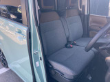 前席です。センターコンソールが無いので車内での左右移動が出来ます。