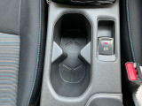 運転席・助手席の間にドリンクホルダーが付いてとっても便利です。