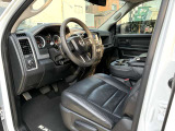 フロント3名乗車可能なベンチシート!