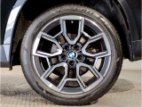 BMWの純正アロイホイールは軽量かつ強度にも優れているホイールで走行性能を引き上げる設計になっております。足元にもBMWは妥協がなくこだわっている個所になります。