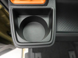 カップホルダーは運転席や助手席からちょうど手の届く位置です!!