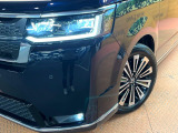 【LEDヘッドライト】悪天候や夜間走行時も良好な視界を確保し安心して運転できる高輝度LEDヘッドライトを装備!点灯速度が早く、消費電力も抑えられています。