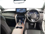 デザインもよく、居心地のよい運転席ですね。分かりやすいスイッチ類ですから操作もしやすく運転をサポートします。ぜひご来店いただき、実際にお座りいただいてステアリングを握ってみてください!