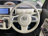 インテリアに合わせたデザインのステアリングは、運転される方のことも考え、運転しやすい形状、大きさです。是非一度、実際に触ってお確かめください。