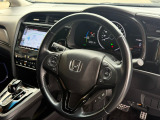 【ステアリングスイッチ】が付いており運転中に前方から目線をそらすことなくオーディオ等の操作が可能なので安心・快適にカーライフをお楽しみいただけます。