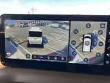 3Dビュー、日産軽初3Dでぐるっと見える。人やクルマがどこから現れるか不安!そんな混雑する駐車場などで、周辺の状況が直感的にわかる立体映像を表示。クルマの周囲がぐるっと見えるので、安心して発進できます