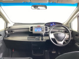 運転席は、大きな座面と包み込むような背もたれがドライバーの身体全体をしっかり支えます。上質なシート素材と座り心地のよいクッションを採用し、長時間の運転やコーナーの多い道も快適です