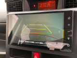 こちらのバックカメラは画面にラインが表示されておりますので、バック時のクルマの進行方向の目安になります。より高いレベルで車庫入れをサポートする、便利な機能ですね。