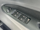 【電動格納ミラー】サイドミラーは電動格納式となっており、狭い駐車場でもキズがつくリスクを抑えられます。