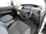 シンプルで使いやすいデザインの運転席です。