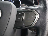 レーダークルーズコントロール(全車速追従機能付)が装備されています。高速道路で定速走行だけでなく、0km/hから約100km/hの広い範囲で先行車との車間距離を適切に保ちながら追従走行ができます。